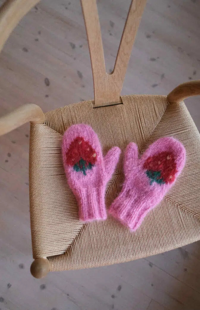 Fruity Strawberry Mittens